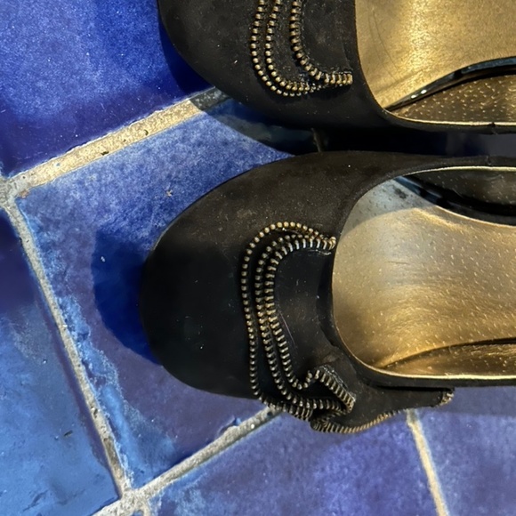 Black Suede Guess Pumps w/ Zipper Ruffle Trim 4" Heels & Round Toes - sz 8 - Picture 10 of 12